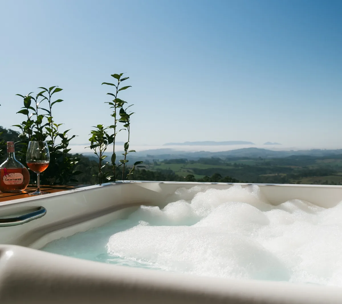 Banheira de hidromassagem com espuma diante do vale, no Chalé Sol
