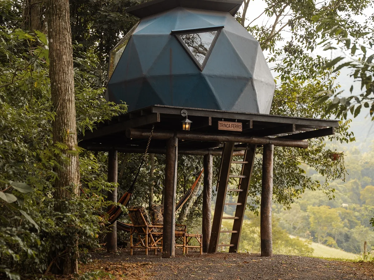 Cabana da Vila Domo sobre palafitas, com redes embaixo